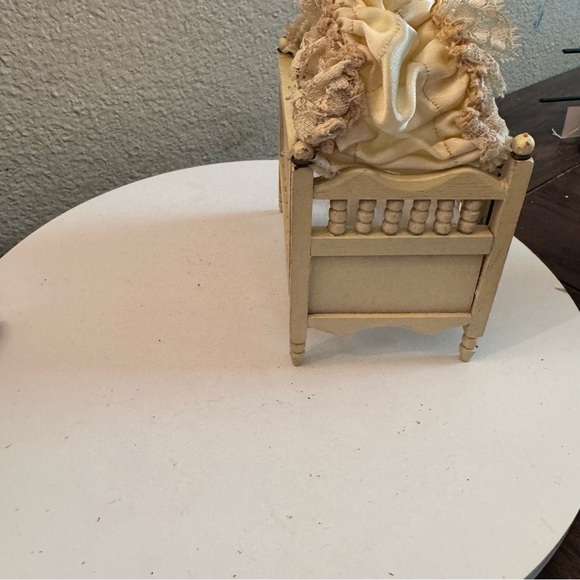 Vintage dollhouse furniture crib canopy floral lace - Picture 4 of 8